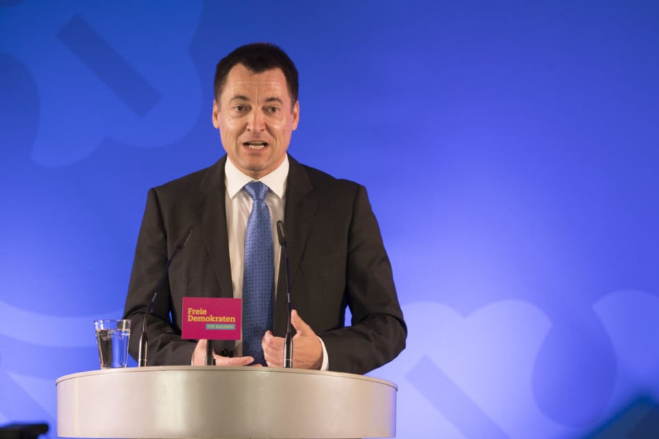 FDP-Sachsen-General Torsten Herbst (44). Auch den Liberalen werden immer
wieder Plakate beschädigt.