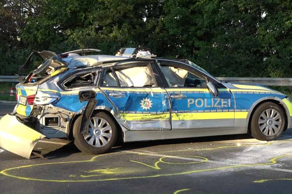 Der völlig demolierte Streifenwagen musste nach dem schweren Crash abgeschleppt werden.