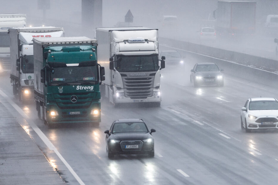 Auf der nassen Fahrbahn der Autobahn krachten fünf Autos im Minutentakt ineinander. (Symbolbild)