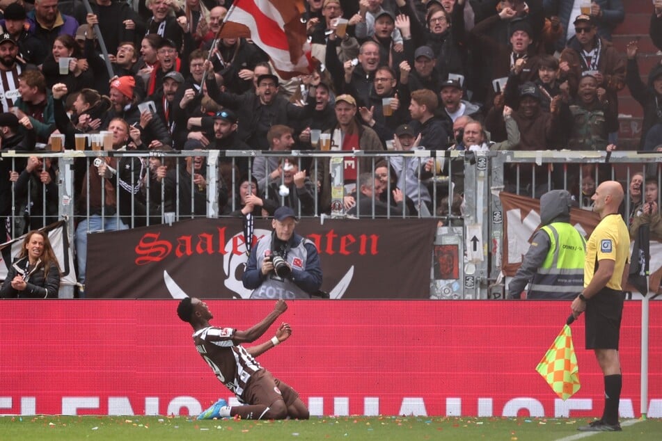 Paulis Abdoulie Ceesay (22) lässt sich von den eigenen Fans feiern.