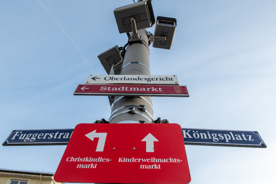 Am Königsplatz sind an einem Mast Videoüberwachungskamneras angebracht. Eine diese Kameras soll ebenfalls die Tat gefilmt haben.