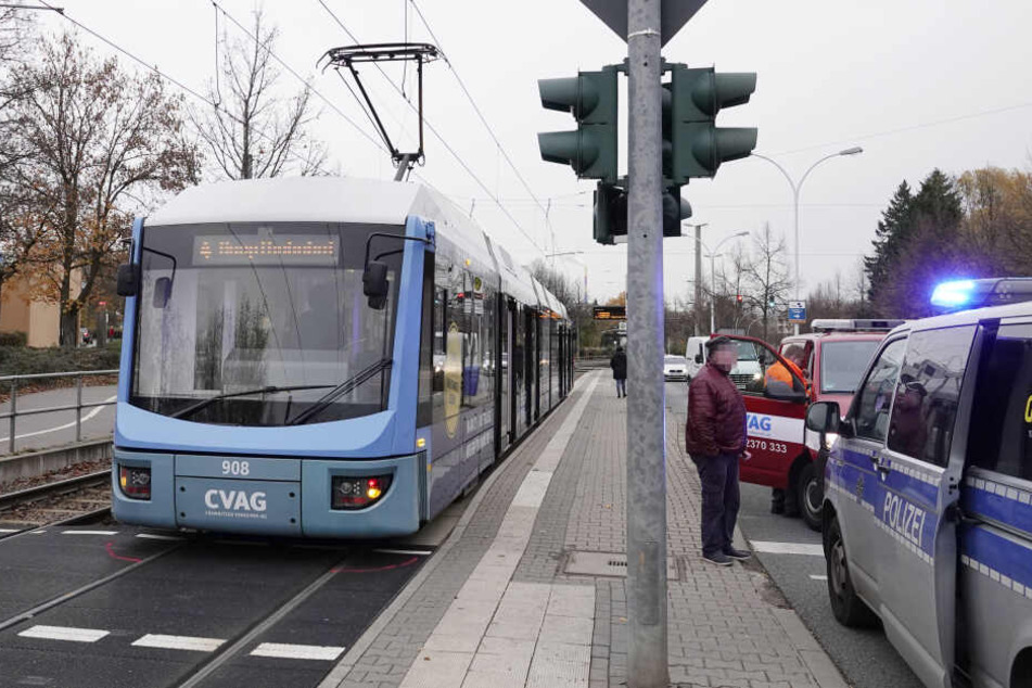 Ein Fußgänger wurde von einer Straßenbahn angefahren und verletzt.