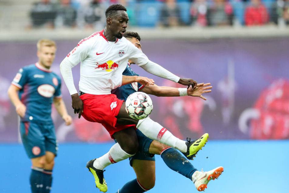 Leipzigs Jean-Kévin Augustin (21) im Duell mit Düsseldorfs Kaan Ayhan (24).