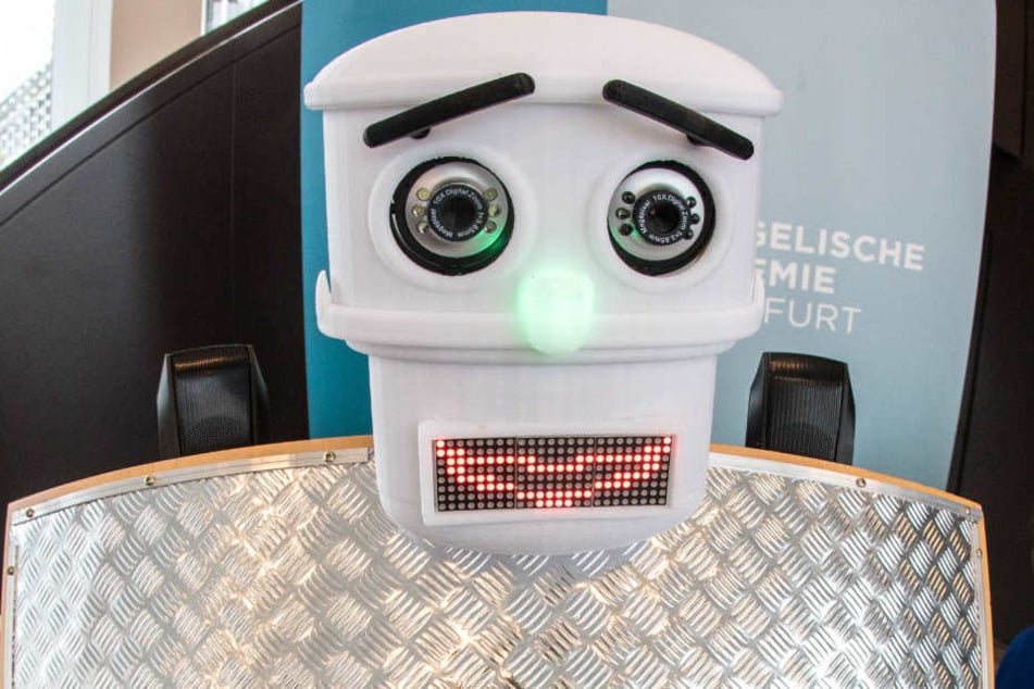 Der Roboter kann sieben Sprachen - sogar Hessisch.