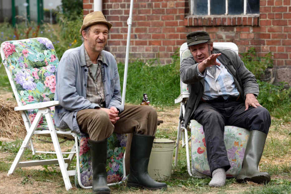 Jan Fedder (rechts) als Kurt Brakelmann und Heinrich Brix als Adsche Tönnsen in einer Szene von "Neues aus Büttenwarder".
