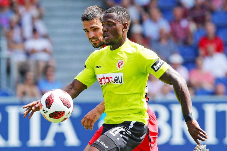 Streli Mamba schoss den FC Energie Cottbus mit einem Doppelpack zum Auswärtssieg in Wiesbaden.