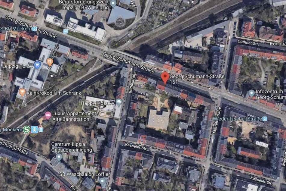 Das betroffene Gebäude befindet sich in der Georg-Schumann-Straße 161, unweit der S-Bahnhaltestelle Leipzig-Möckern.