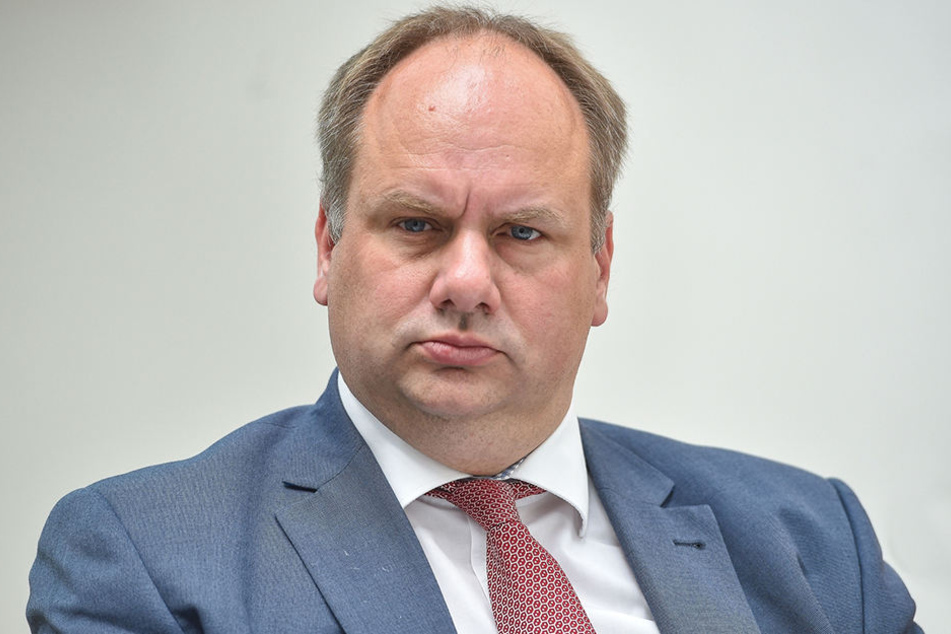 OB Dirk Hilbert (46) tobt! Die zusätzlichen Millionen für die Sanierung des Altmarkts hätte er lieber für Anderes investiert.