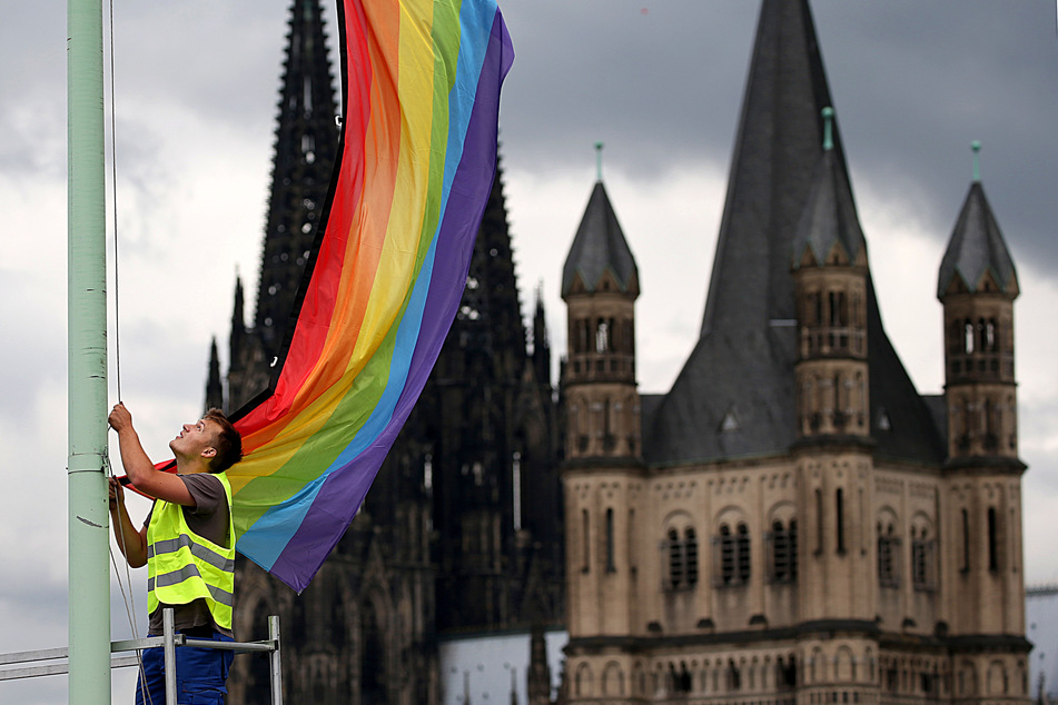 In Köln haben Unbekannte zwei Regenbogenfahnen von einer Kirche abgerissen und angezündet. Die Gemeinde habe am Mittwoch Strafanzeige erstattet. (Archivbild)