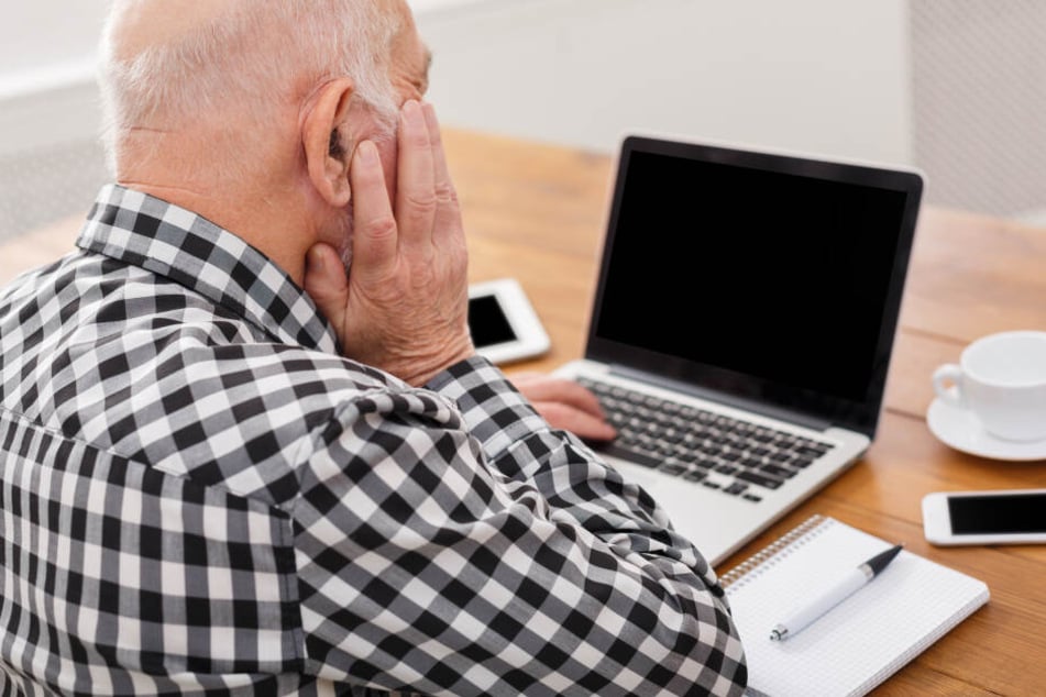 Mann will seinen Computer starten, dann soll er 300 Euro zahlen
