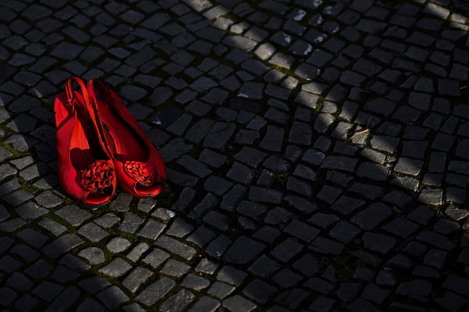 Anlässlich des "Internationalen Tags für die Beseitigung von Gewalt gegen Frauen" stehen am Rathaus Tiergarten 30 Paar rote Schuhe.