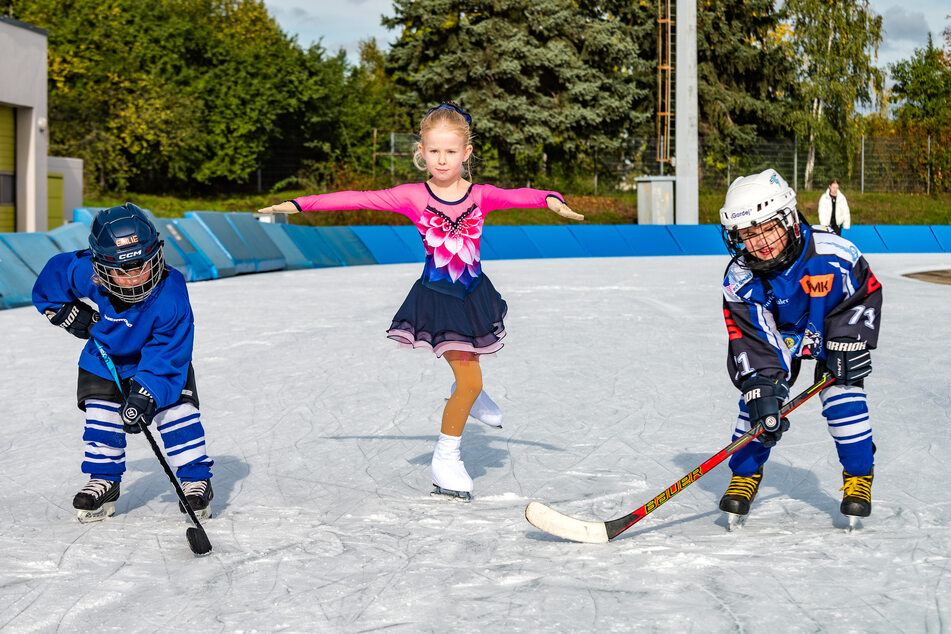 Am Mittwoch konnten bereits angehende Eiskunstläufer und Eishockey-Spielerinnen heimischer Vereine die Kufen schwingen: So auch Emilie (5, v.l.) Estella (7) und Gordej (4).