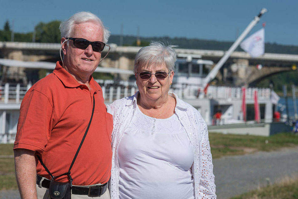 Kreuzfahrt zu Lande, da die Schiffe festsitzen."What can you do - Was kannst du machen?" Danna (68) und James Martin (69) aus Albany bleiben gelassen.