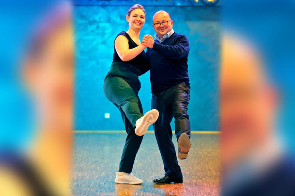 Frank Müller-Rosentritt (37) und Tanzlehrerin Theresa Temler (24) proben die ersten Schritte für Lindy Hop.