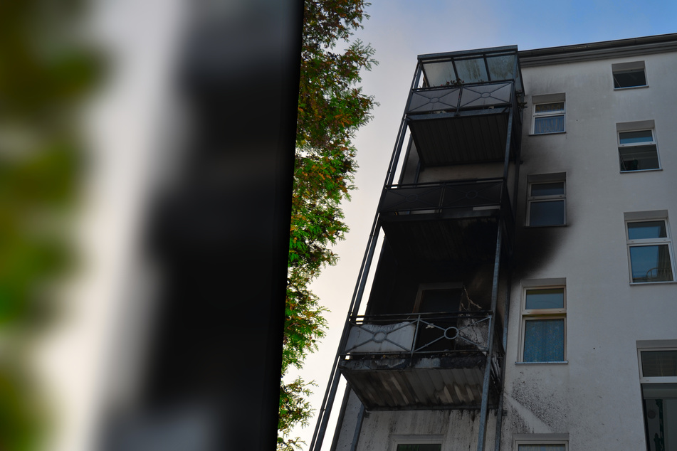 Heftiger Balkonbrand: Flammen fressen sich an Fassade nach oben