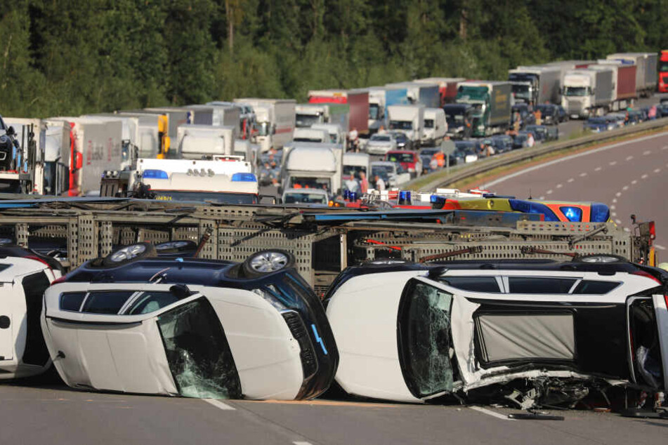 Die Skoda Kodiaq lagen quer auf der Fahrbahn.