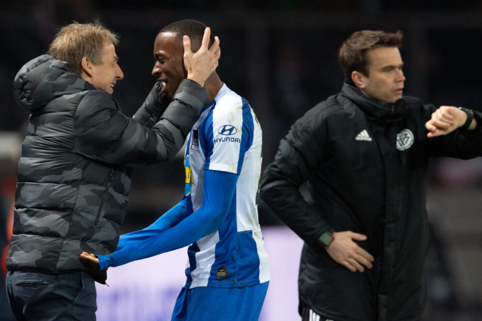 Trainer Jürgen Klinsmann (l) von Hertha umarmt seinen Spieler Dodi Lukebakio nach dessen Auswechslung.