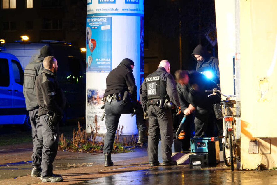 Es geht um Drogen, Waffen und mögliche Steuerstraftaten: In Halle-Neustadt durchsuchen Einsatzkräfte Wohnungen und Geschäftsräume.