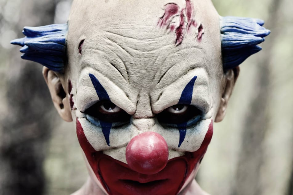 Ein Mann mit böser Clownsmaske. (Symbolbild)