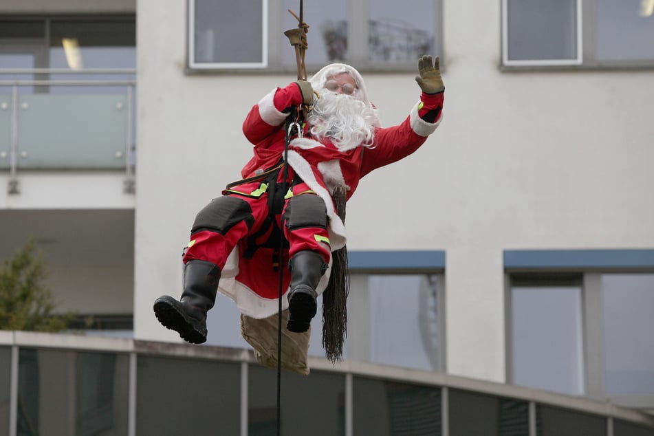 Auch am Helios Klinikum Pirna seilte sich der Nikolaus ab.