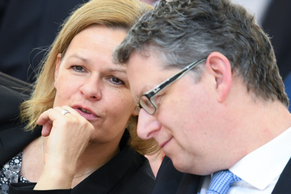 Faeser und der Fraktionsvorsitzende Thorsten Schäfer-Gümbel unterhalten sich am 02.04.2019 während der Plenarsitzung des Hessischen Landtags miteinander.
