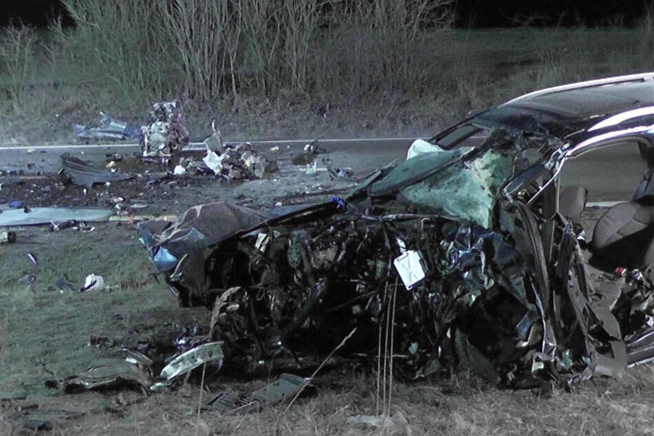 Die Unfallfahrzeuge sind nur noch Wracks.