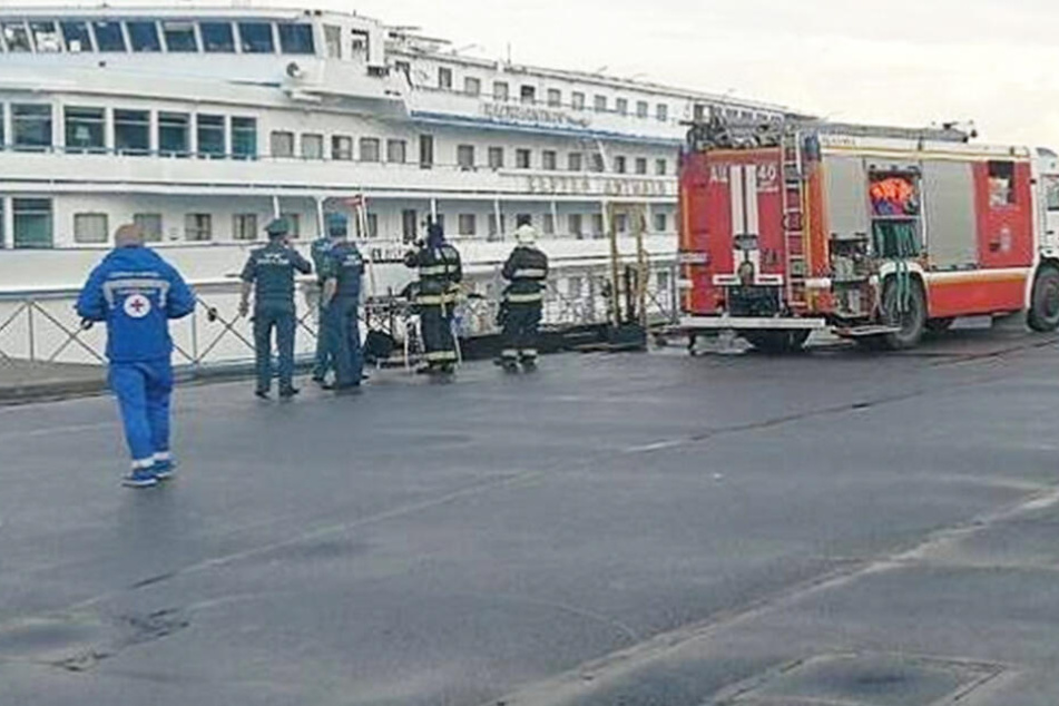 Feuerwehrleute im Einsatz an dem Schiff, auf dem das tödliche Feuer ausbrach.