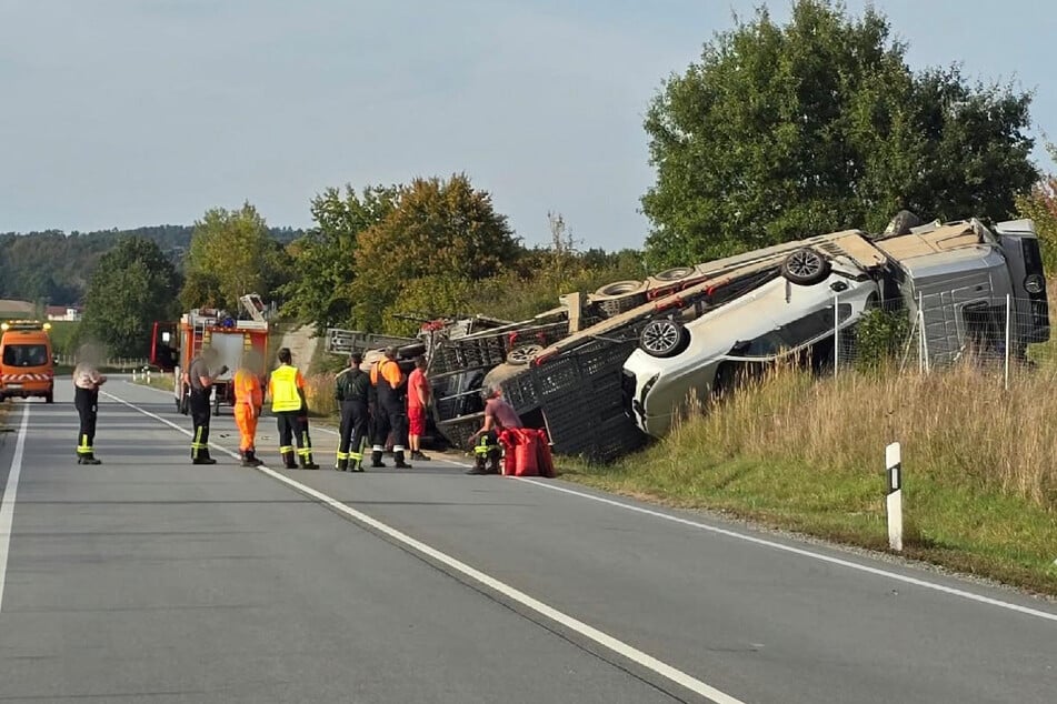 Spektakulärer Unfall: Auto-Transporter kippt auf Bundesstraße um, mehrere Fahrzeuge fallen runter