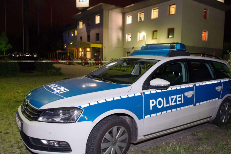 Ein Streifenwagen steht vor einem Asylbewerberheim in Genshagen (Brandenburg) nahe Berlin. (Symbolbild)