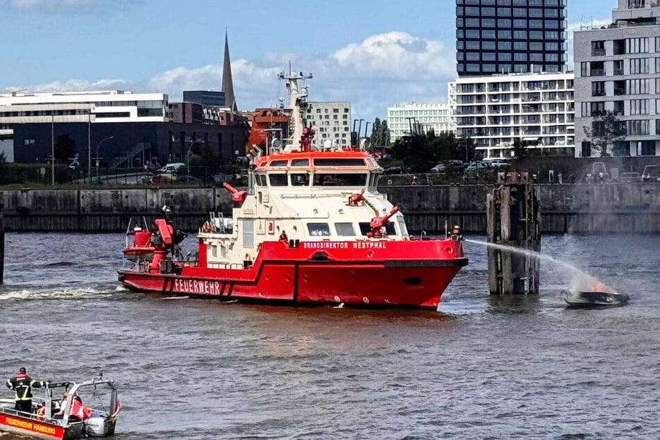 Hamburg: Sportboot brennt auf der Elbe lichterloh und sinkt: Drei Verletzte, darunter ein Kind