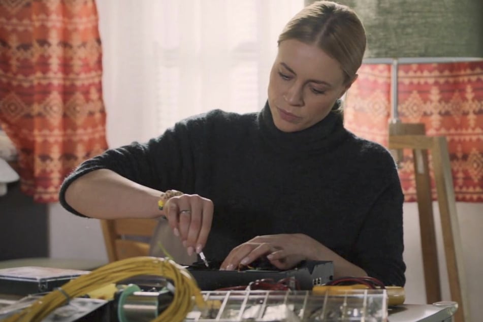 Zoe bastelt an ihrer tödlichen Falle.