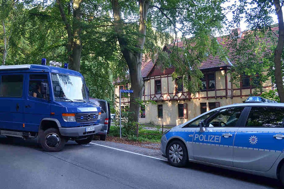 Polizeifahrzeuge stehen 2016 vor dem mutmaßlichen Tatort in Wolkramshausen.