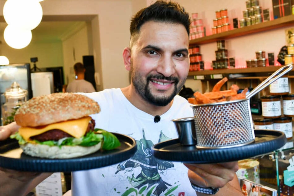 Attila Hillmann präsentiert seinen veganen Burger.