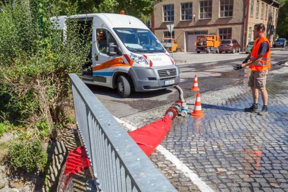 Messstelle in Kleinolbersdorf: Die "iNetz"-Spezialisten bereiten sich gerade auf die Tests vor.