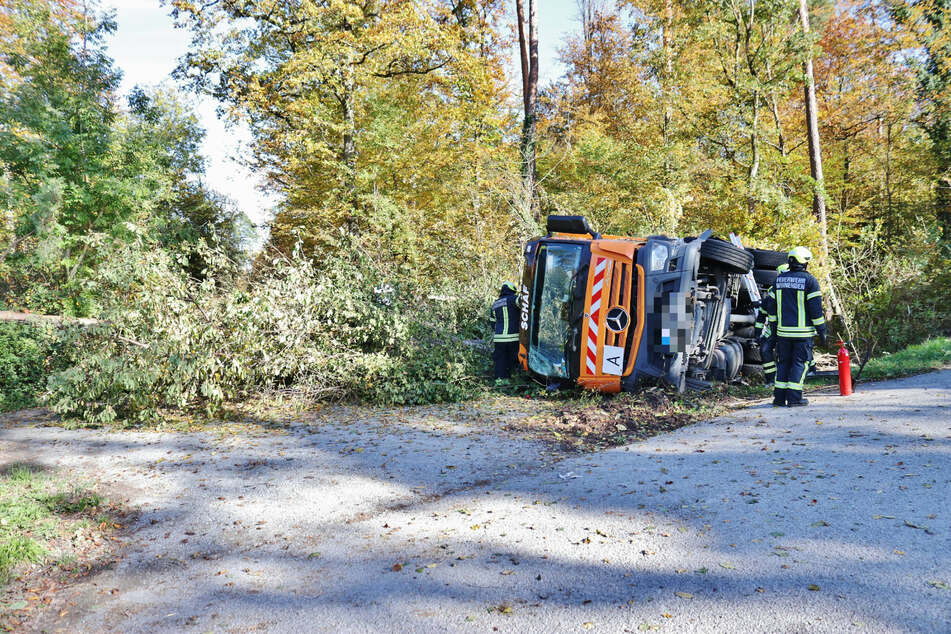 Der Lkw landete nach dem Crash auf der Seite.