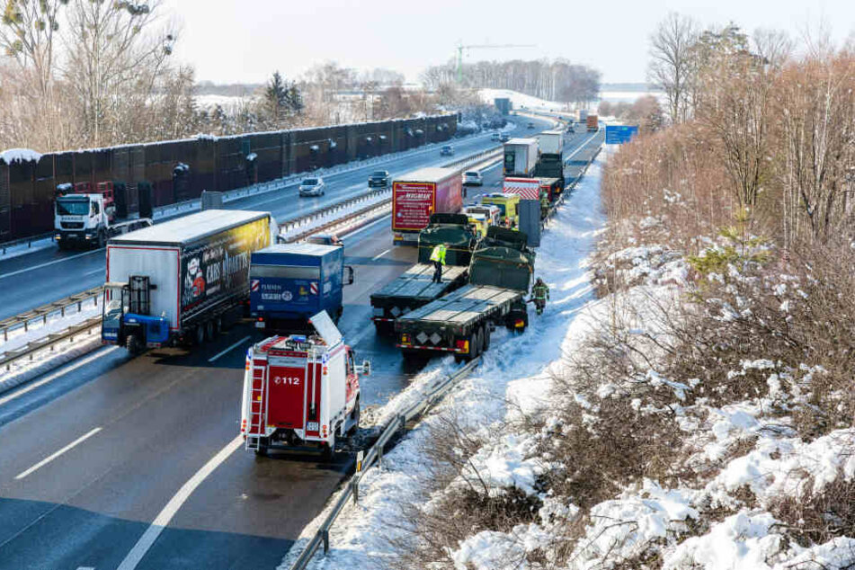 Einsatzkräfte an der Unfallstelle auf der A4.
