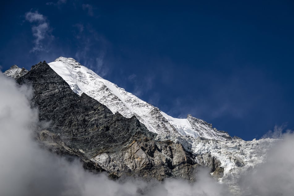 Alarm in kleinem Bergdorf! 250.000-Tonnen-Eisbrocken droht, ins Tal zu stürzen