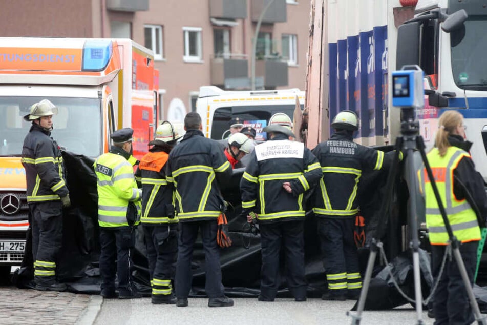 Feuerwehrleute bergen den toten Radfahrer.