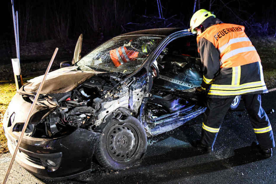 Ein Feuerwehrmann beim Unfallwagen.
