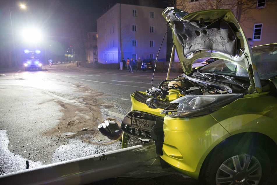 Am Freitagabend ist ein Ford-Fahrer (83) mit einem Laternenmast kollidiert. Die Lampe kippte um, der Fahrer wurde schwer verletzt.