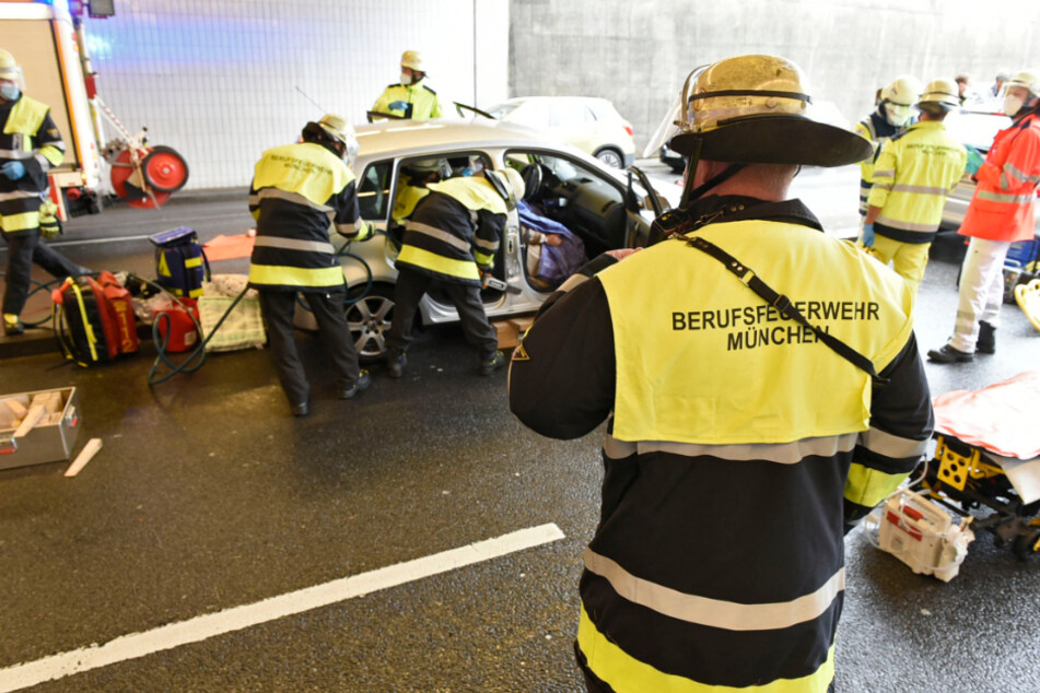 Die Feuerwehr befreit zwei schwerverletzte Frauen aus einem Auto.