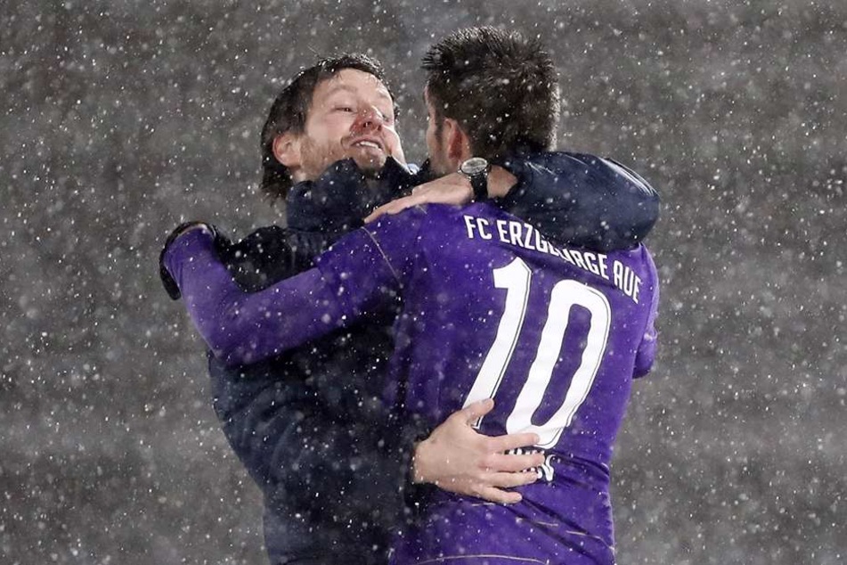 Freude im Schnee: Coach Hannes Drews (l.) herzt Dimitrij Nazarov nach dem Sieg gegen Darmstadt - schreit nach Wiederholung heute.