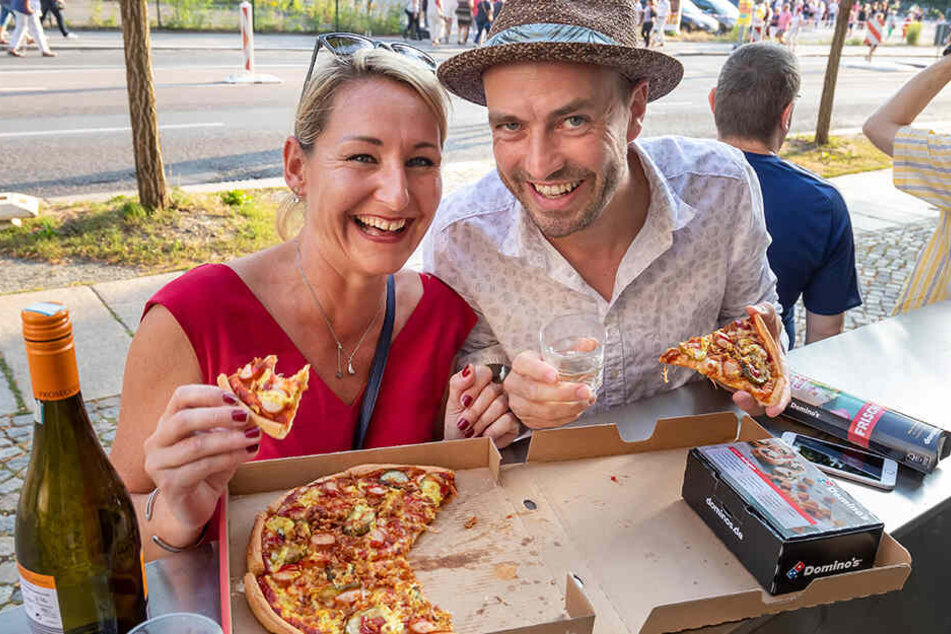 Steffi und Thomas (beide 38) sind extra aus Berlin angereist, um Roland Kaiser zu sehen. Vor dem Konzert haben sie sich eine Hot-Dog-Pizza an die Hartmannstraße liefern lassen.