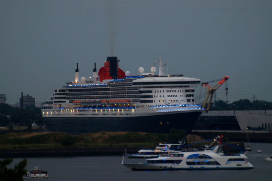 Ganz in blau lief die Queen Mary 2 am Sonntagabend aus.