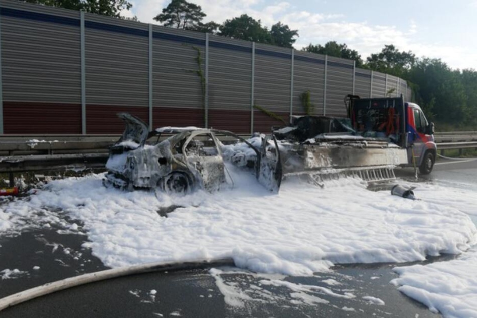 Beide Autos wurden durch das Feuer vollständig zerstört.
