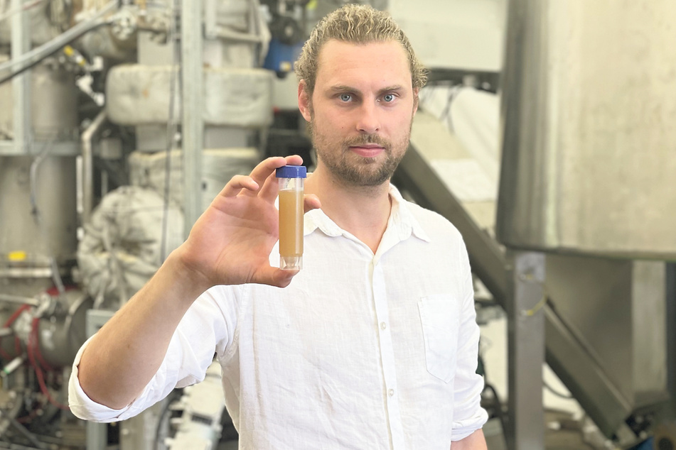 Aus einem Kilo Plaste wird rund ein Liter Öl: Biofabrik-Vetriebschef Stefan Thiel (27) mit einer Probe des zurückgewonnen Öls.