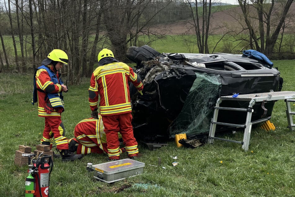 Die Feuerwehren haben mit einer Rettungsplattform – nachdem sie den Wagen abgestützt haben – den Fahrer aus seinem Opel bergen können.