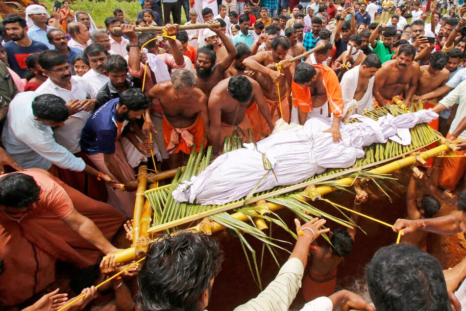 Sacred crocodile mourned by hundreds of people