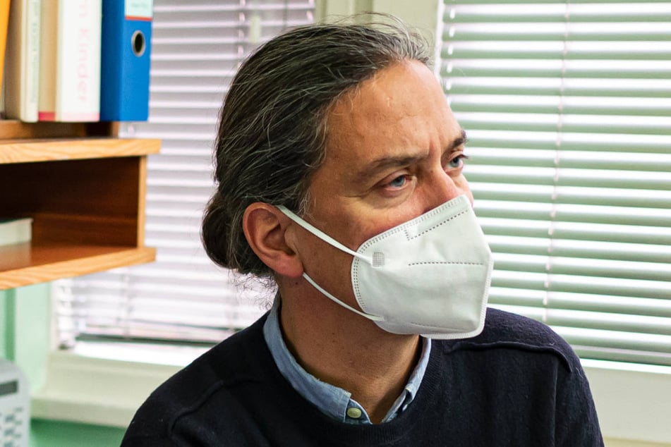 Aufgrund der aktuell grassierenden Erkältungswelle hat der Berliner Kinderarzt Dr. Jakob Maske in seiner Praxis alle Hände voll zu tun.
