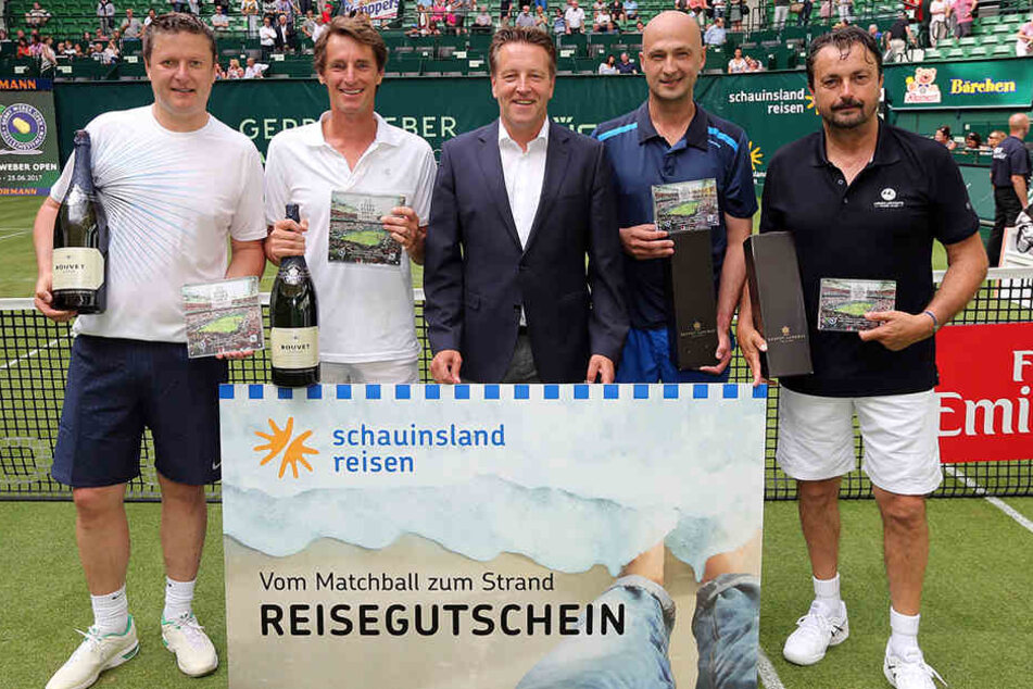 Das Siegerpaar Yevgeny Kafelnikov (li.) und Paul Haarhuis (2. v. li.) sowie Turnierdirektor Ralf Weber (Mi.), Andrei Medvedev (2. v. r.) und Henri Leconte (r.).